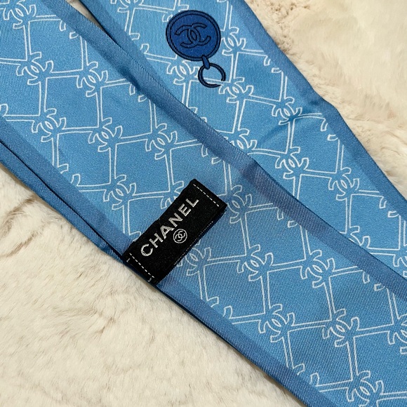 ♥️SOLD♥️ Chanel silk bandeau scarf in blue brand new never used NWOT - Picture 4 of 5